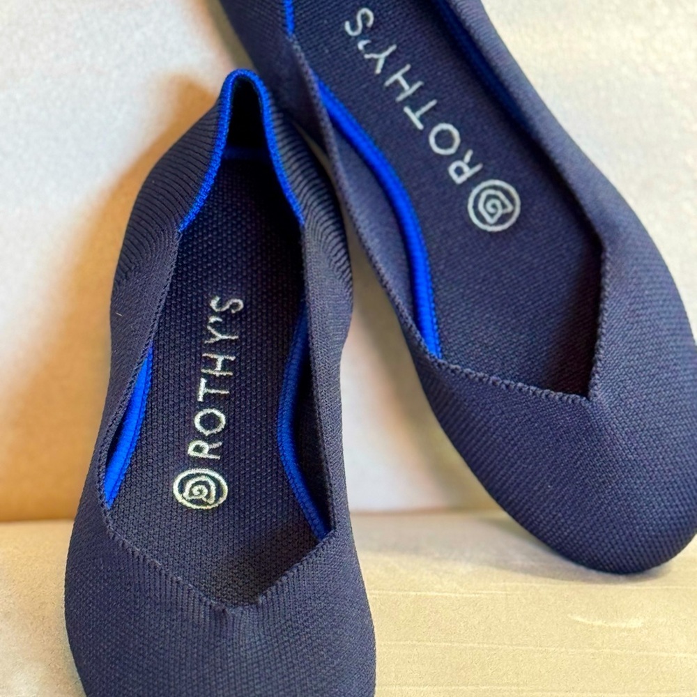 ROTHYS Navy blue, size 7, rounded toe, flat. In EXCELLENT preowned condition!